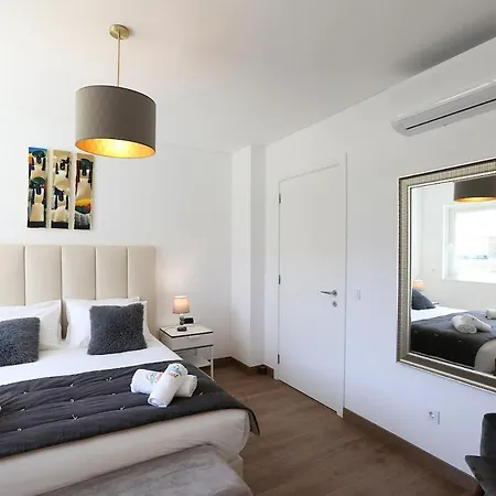 Pearl - In A Luxury Nazaré