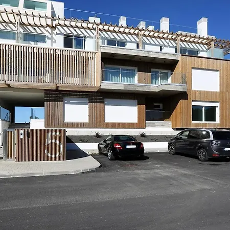 Pearl - In A Luxury Nazaré