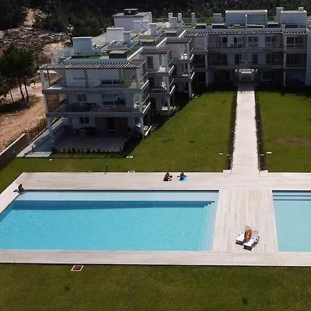 Pearl - In A Luxury Nazaré