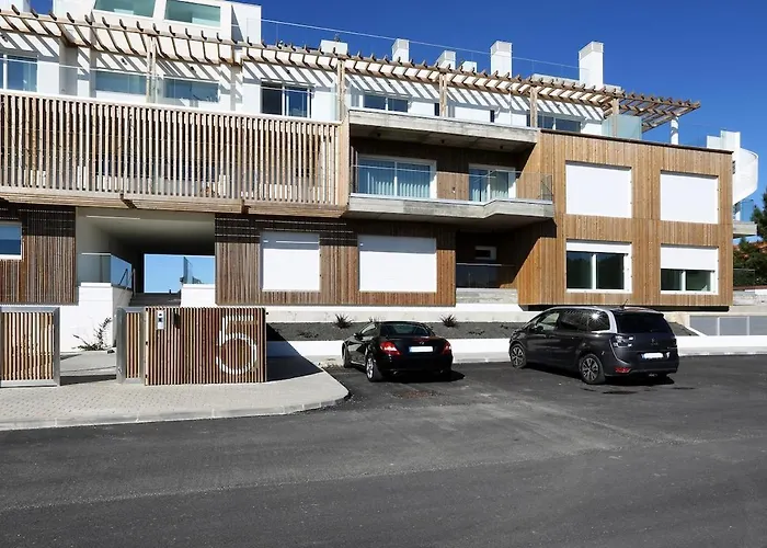 Pearl - In A Luxury Nazaré