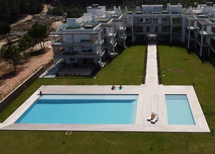 Pearl - In A Luxury Nazaré